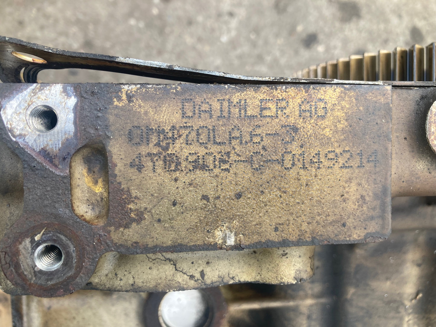 Om 470 Motor in Einzelteilen